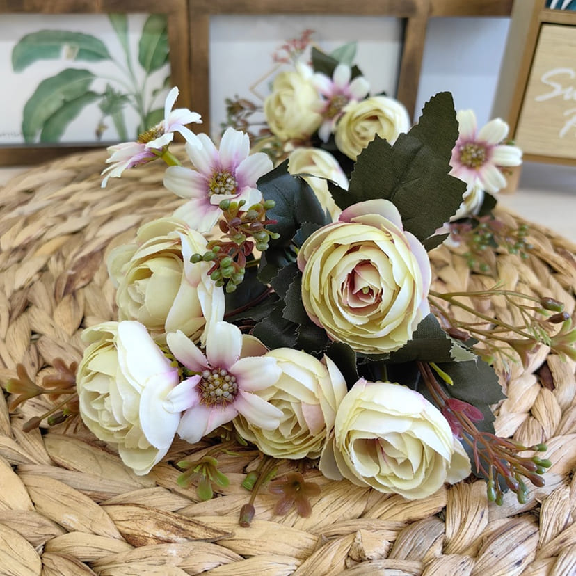 Искусственные цветы в Курске | Цветы искусственные «Камелии с мелкоцветом», сиренево-молочные, букет